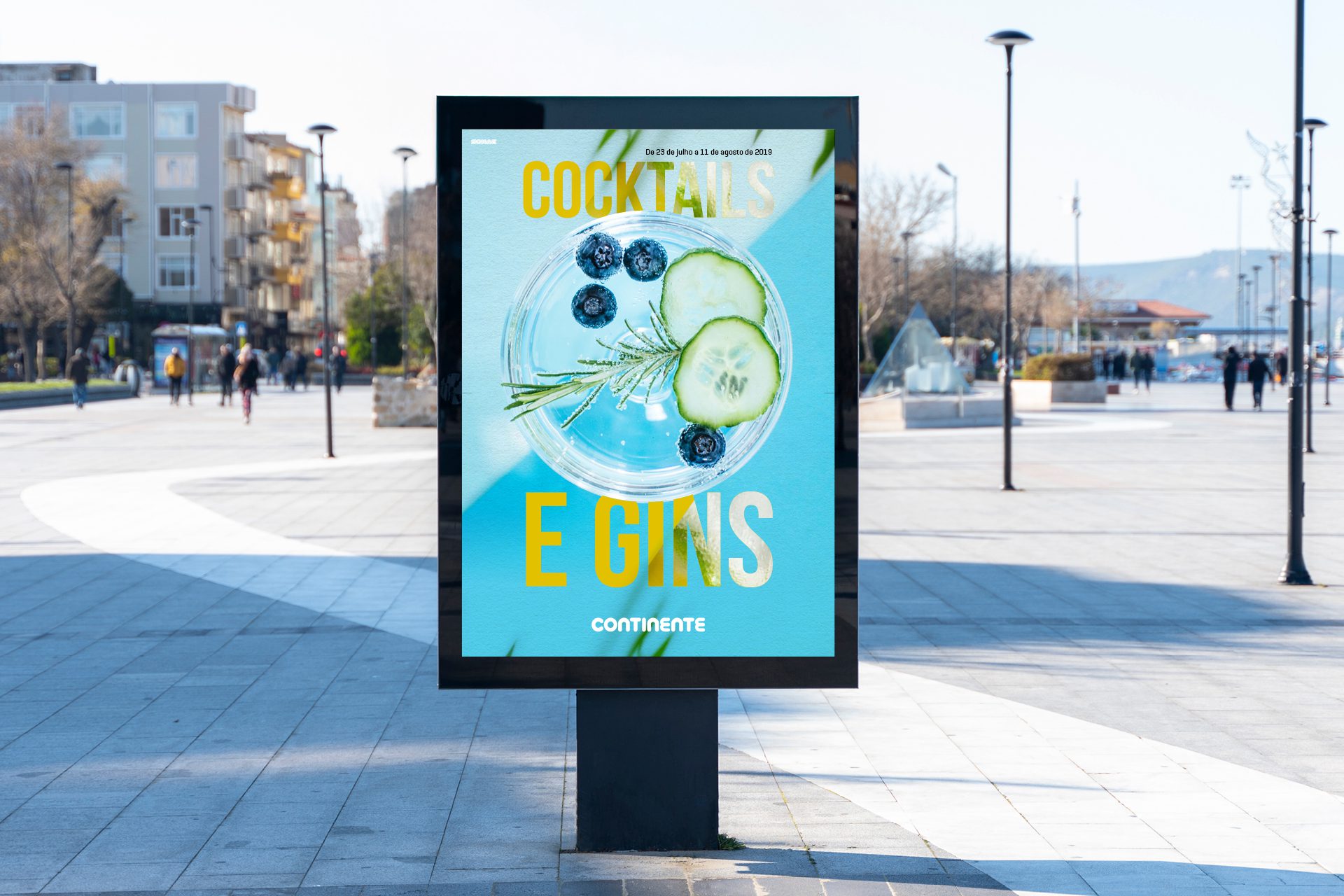 Painel urbano com cartaz da campanha “Cocktails e Gins”, exibido em ambiente exterior com fundo azul vibrante.